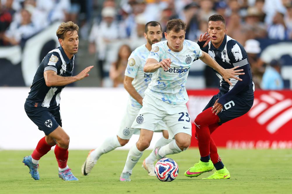 拉拉维亚晒照庆祝客场之旅结束