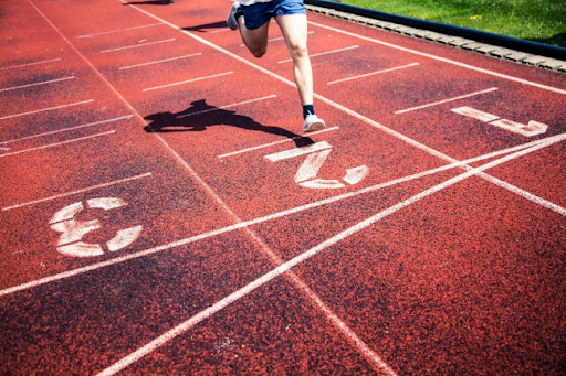 足球曼城后防核心伤缺三周，赛程压力巨大